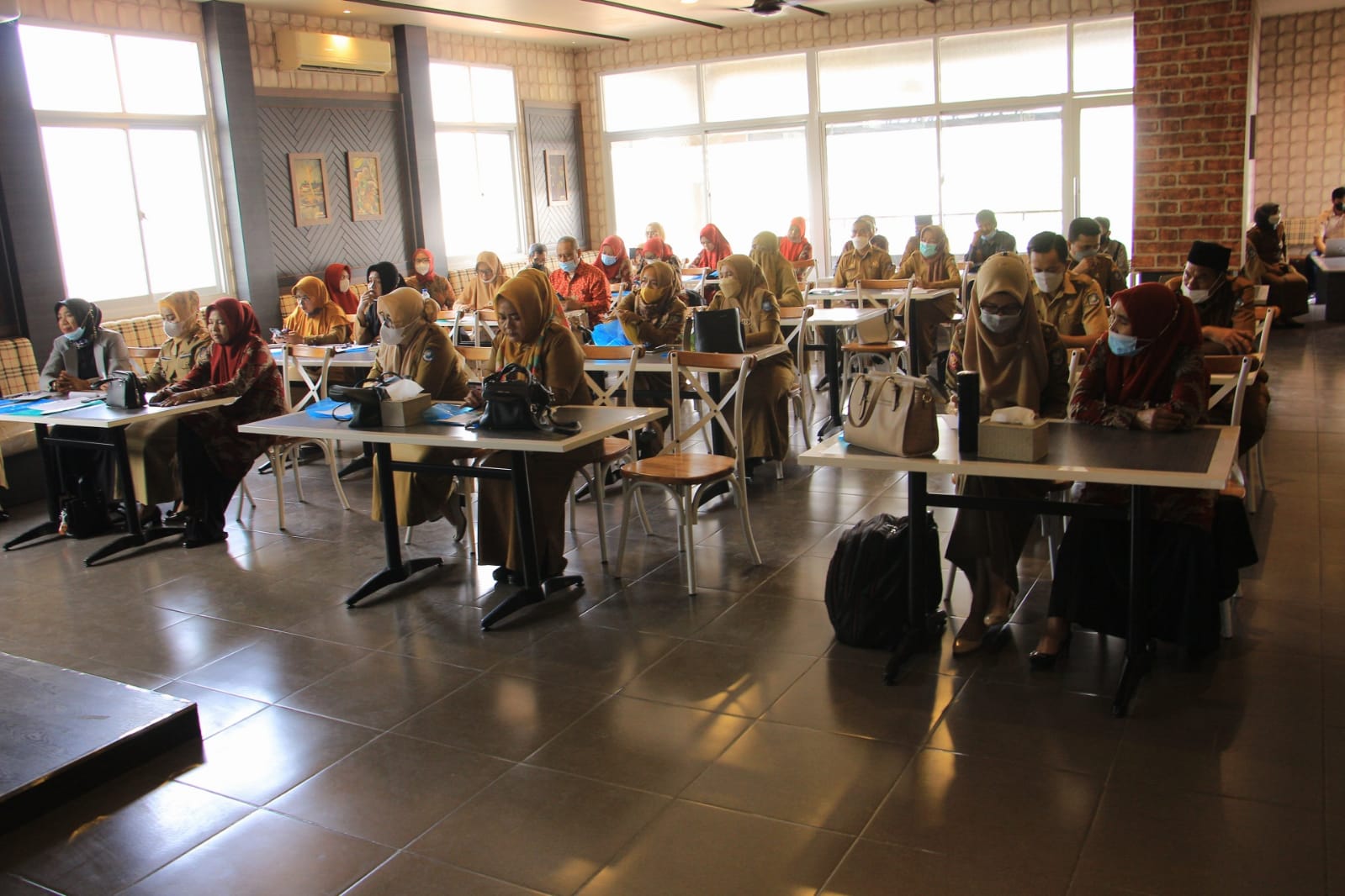 FOTO: Peserta Focus Group Discussion (FDG) terkait Penyusunan Rencana Induk Pengembangan Literasi Masyarakat Tahun 2021-2025 di Wow Cafe & Bakery, Senin (11/10/2021)