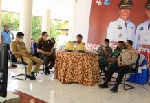 Belum Capai Target, Satgas Gelar Monev Vaksinasi Covid-19 FOTO: Bupati H. Muchtar Ali Yusuf saat mengumpulkan menghadirkan unsur Forkopimda di Pendopo Rumah Jabatan, Merespon capaian vaksinasi COVID-19 di kabupaten Bulukumba. Senin, 11 Oktober 2021.
