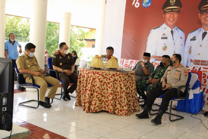 FOTO: Bupati H. Muchtar Ali Yusuf saat mengumpulkan menghadirkan unsur Forkopimda di Pendopo Rumah Jabatan, Merespon capaian vaksinasi COVID-19 di kabupaten Bulukumba. Senin, 11 Oktober 2021.