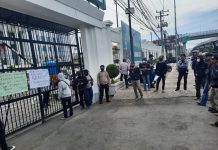 AKSI JILID III: HMI Cabang Makassar Desak Penjarakan 13 Tersangka Kasus Korupsi RS BATUA FOTO: Massa aksi yang tergabung dalam Aliansi Kader HmI Cabang Makassar kembali menggelar aksi demonstrasi untuk yang ketiga kalinya, Senin (11/10) Mendesak agar segera diproses hukum 13 tersangka kasus korupsi RS BATUA