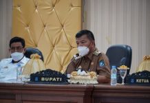 Bahas Pembangunan Bandara Wisata Bira, Bupati Bulukumba Tekankan Jangan Ada Konflik Kepentingan FOTO: Kanan Bupati H.A Muchtar Ali Yusuf dan Kiri Wakil Bupati Bulukumba H. Andi Edy Manaf Rapat Konsolidasi yang menghadirkan unsur Pemerintahan Kabupaten Bulukumba bersama dengan stakeholder lainnya. Selasa, (12/10/2021).