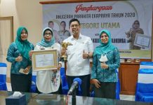 Pemkab Bulukumba Terima Penghargaan Anugerah Parahita Ekapraya Utama FOTO: Wabup Andi edy Manaf saat menunjukan Penghargaan Anugerah Parahita Ekapraya Utama saat didampingi Pengurus TP PKK Bulukumba. Rabu (13/10)