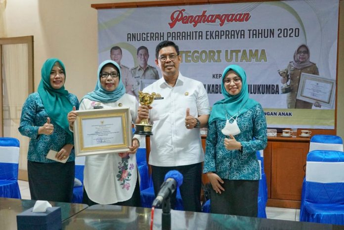 FOTO: Wabup Andi edy Manaf saat menunjukan Penghargaan Anugerah Parahita Ekapraya Utama saat didampingi Pengurus TP PKK Bulukumba. Rabu (13/10)