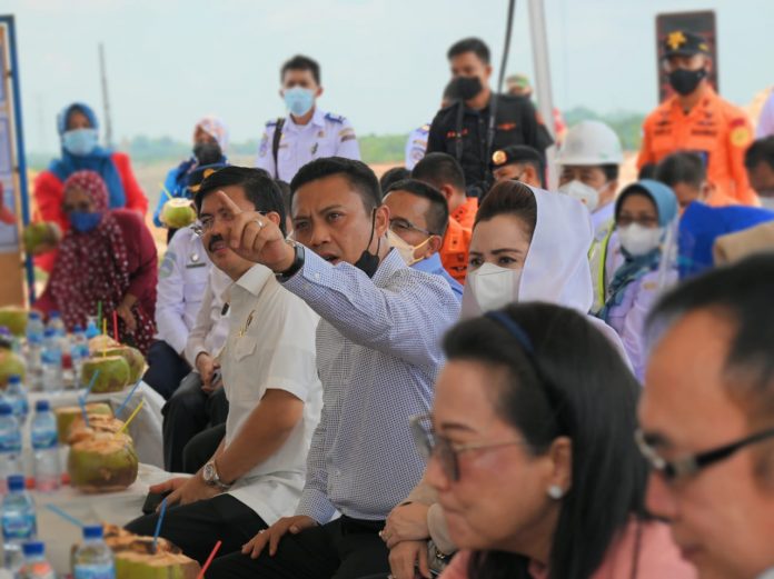 FOTO: Wakil Ketua Komisi V DPR RI Andi Iwan Darmawan Aras saat memimpin Tim Kunker Komisi V DPR RI ke kota Makasar, Sulawesi Selatan, Senin (11/10/2021). Foto: Tari/Man