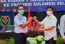 Muhammad Aras: Lulusan PIP Barombong Harus Lebih Diperhatikan FOTO: Anggota Komisi V DPR RI Muhammad Aras bertukar cinderamata usai pertemuan dengan jajaran PIP Barombong di kota Makassar, Sulawesi Selatan, Senin (11/10/2021). Foto: Tari/Man