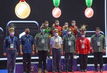 Komisi I Apresiasi Kodam XVII Cenderawasih Jaga Keamanan PON XX Papua FOTO: Anggota Komisi I DPR RI Dave Akbarshah Fikarno (tiga dari kiri) foto bersama usai menghadiri pertandingan PON pada laga final cabor karate putri di GOR Politeknik Penerbangan Kayu Batu, Jayapura, Senin (11/10/2021). Foto: Nap/Man