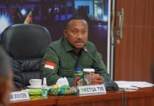 Aksi Separatisme dapat Diselesaikan dengan Peningkatan Kesejahteraan di Papua FOTO: Anggota Komisi I DPR RI Yan Permenas Mandenas saat memimpin Rapat Dengar Pendapat Tim Kunjungan Kerja Reses Komisi I DPR RI dengan Pangdam Cenderawasih yang diwakili oleh Irdam Brigjen TNI Wachid Apriliyanto dan jajarannya di Markas Kodam XVII/Cenderawasih, Jayapura, Papua. Foto: Tasya/rni