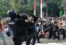 Aksi ‘Smackdown’, Video: Oknum Polisi Minta Maaf ke Orang Tua Mahasiswa FOTO: Potongan video aksi 'smackdown' oknum polisi ke mahasiswa di Tangerang (Foto: 20Detik)