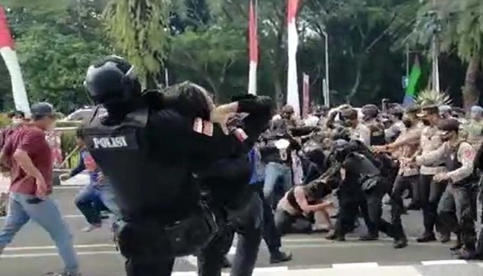 FOTO: Potongan video aksi 'smackdown' oknum polisi ke mahasiswa di Tangerang (Foto: 20Detik)