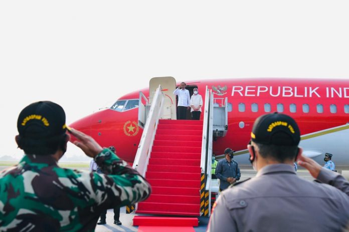 FOTO: Presiden Joko Widodo atau Jokowi didampingi Ibu Negara Iriana bertolak ke Provinsi Nusa Tenggara Timur (NTT) Kamis, (14/10/2021) pagi, melalui Pangkalan TNI AU Halim Perdanakusuma, Jakarta.