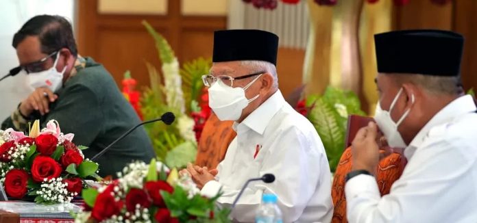 FOTO: Wakil Presiden (Wapres) Ma’ruf Amin pimpin Rakor Percepatan Penanggulangan Kemiskinan Ekstrem di Maluku, Rabu (13/10/2021), di Kantor Gubernur Maluku, Ambon. (Foto: BPMI Setwapres)