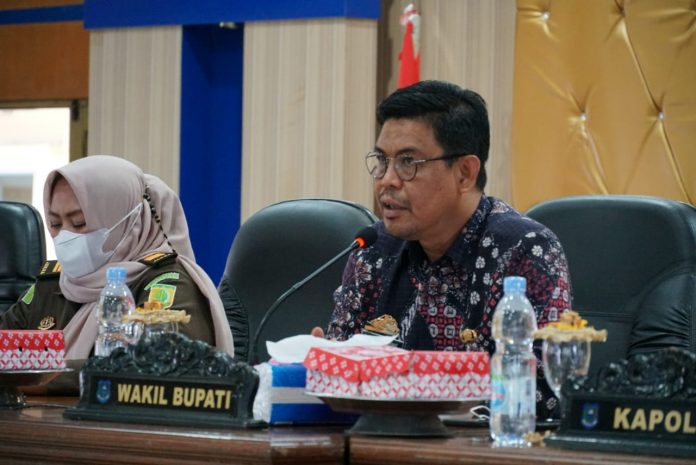 FOTO: Wakil bupati H.Andi Edy Manaf dan Inspektorat Daerah Bulukumba Laksanakan Rapat Monitoring Evaluasi Penerapan PPKM Dan Serapan APBD 2021. Kamis, (14/10/2021)