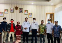 Bupati Maros Jadi Pembicara Seminar Bulan Bahasa Indonesia FOTO: Bupati Maros Chaidir Syam menerima Sivitas Fakultas Sastra UMI yang dipimpin Dr. Muliadi, M,Hum, Ketua Prodi Sastra dan Bahasa Fakultas Sastra UMI Dr.Hj. Rabiah, M.Hum. didampingi ketua Ikatan Pustakawan Indonesia Kab. Maros Irham Bijaksana, Ketua Forum Perpustakaan Lorong Desa Kab. Maros Takbir Abadi, Pengurus FPLD Sulsel Syarifuddin Mallombasang.