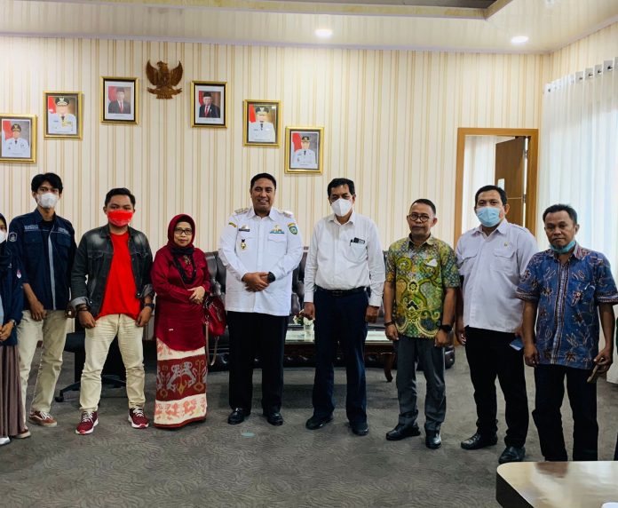 FOTO: Bupati Maros Chaidir Syam menerima Sivitas Fakultas Sastra UMI yang dipimpin Dr. Muliadi, M,Hum, Ketua Prodi Sastra dan Bahasa Fakultas Sastra UMI Dr.Hj. Rabiah, M.Hum. didampingi ketua Ikatan Pustakawan Indonesia Kab. Maros Irham Bijaksana, Ketua Forum Perpustakaan Lorong Desa Kab. Maros Takbir Abadi, Pengurus FPLD Sulsel Syarifuddin Mallombasang.