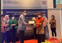 RSU Thalia Irham Gowa Raih Penghargaan dari BPJS Kesehatan FOTO: Kanan Direktur Rumah Sakit Umum Thalia Irham Gowa, dr. Irmastuti, MARS, saat menerima penghargaan dari Kepala BPJS Kesehatan Regional IX Makassar di Hotel Novotel Makassar (Kamis, 14/10)