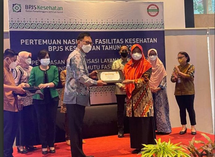 FOTO: Kanan Direktur Rumah Sakit Umum Thalia Irham Gowa, dr. Irmastuti, MARS, saat menerima penghargaan dari Kepala BPJS Kesehatan Regional IX Makassar di Hotel Novotel Makassar (Kamis, 14/10)