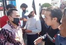 GRD Desak Kejati Sulsel Selidiki Dugaan Reses Fiktif di Kabupaten Gowa Komite Pusat Gerakan Revolusi Demokratik (KP-GRD) dan Gerakan Revolusi Demokratik Komite Kota Makassar (GRD-KK Makassar) menggelar aksi unjuk rasa di depan Kantor Kejaksaan Tinggi Sulawesi Selatan. Jumat, (15/10/2021)