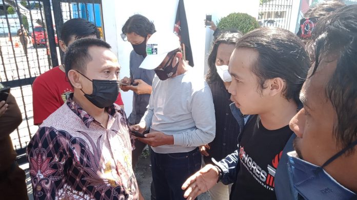 Komite Pusat Gerakan Revolusi Demokratik (KP-GRD) dan Gerakan Revolusi Demokratik Komite Kota Makassar (GRD-KK Makassar) menggelar aksi unjuk rasa di depan Kantor Kejaksaan Tinggi Sulawesi Selatan. Jumat, (15/10/2021)