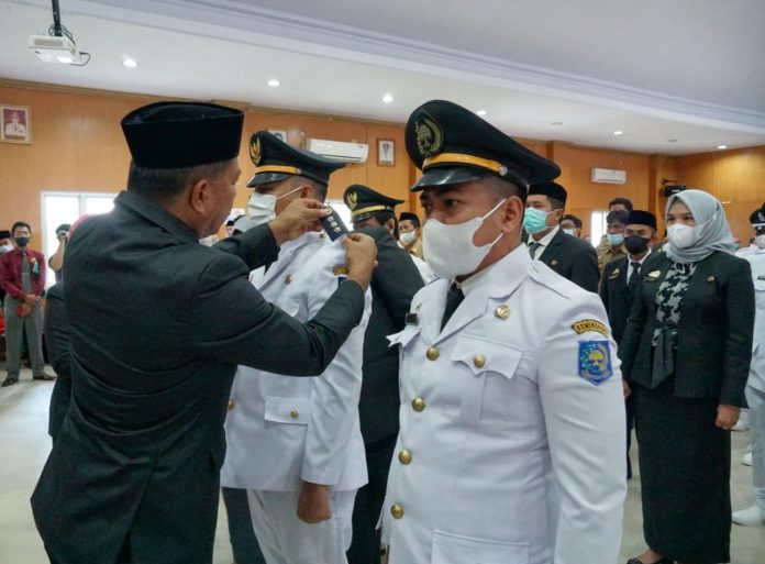 FOTO: Bupati Bulukumba J. Muchtar Ali Yusuf atau Andi Utta saat lantik puluhan pejabat Eselon III Dan IV dan Pengawas. Jumat, (14/10) di ruang Pola kantor bupati.