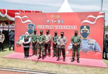 Panglima TNI dan Kapolri Tinjau Serbuan Vaksinasi Merdeka di Lapangan Thor Surabaya FOTO: Panglima TNI Dan Kapolri Tinjau Serbuan Vaksinasi Merdeka Di Lapangan Thor Surabaya, TNI AL Koarmada II. Surabaya, 15 Oktober 2021