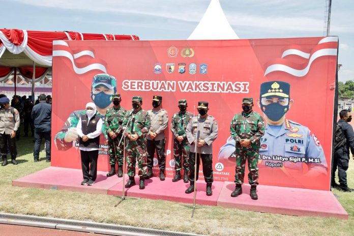 FOTO: Panglima TNI Dan Kapolri Tinjau Serbuan Vaksinasi Merdeka Di Lapangan Thor Surabaya, TNI AL Koarmada II. Surabaya, 15 Oktober 2021