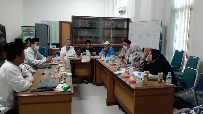 FOTO: Rapat persiapan pengukuhan dan musyawarah kerja daerah Majelis Ulama Indonesia Sulawesi Selatan berlangsung di lt.1 Masjid Raya Makassar. Jum'at sore, (15/10/2021).