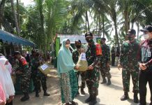 Baksos Pembagian Sembako Dalam Acara Penyerahan Hasil TMMD ke-112 Kodim 1002/HST FOTO: Baksos Pembagian Sembako Dalam Acara Penyerahan Hasil TMMD ke-112 Kodim 1002/HST