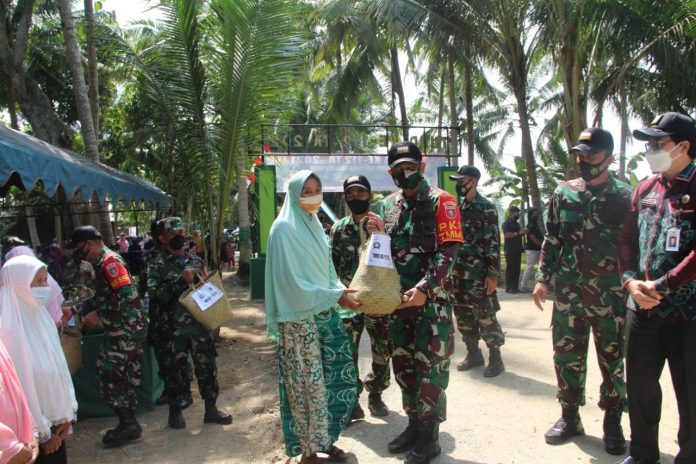 FOTO: Baksos Pembagian Sembako Dalam Acara Penyerahan Hasil TMMD ke-112 Kodim 1002/HST