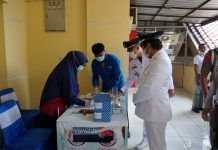 Usai Dilantik Para Pejabat Pemkab Bulukumba di Perintahkan Lakukan Tes Urine FOTO: Salah satu Camat yang ikut dilantik melakukan test urine yang dilakukan oleh Sat Reserse Polres Bulukumba bersama RSUD H. A Sulthan Dg Radja. Jumat, (15/10)