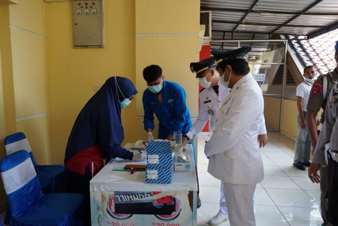 FOTO: Salah satu Camat yang ikut dilantik melakukan test urine yang dilakukan oleh Sat Reserse Polres Bulukumba bersama RSUD H. A Sulthan Dg Radja. Jumat, (15/10)