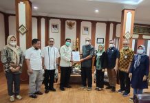 Plt. Kadisdik, Segera Bentuk 24 TPLD dan TLS SMA SMK di Sulsel FOTO: Ketua Umum TPLD Provinsi Sulsel Ir.H.Imran Jauzi, M.Pd. Menyerahkan SK Pengurus TPLD kepada Plt Kepala LPMP Sulsel Dr.H.Abd.Halim Muharram, M.Pd. didampingi Jubir/Humas TPLD Sulsel Bachtiar Adnan Kusuma bersama Pengurus lainnya