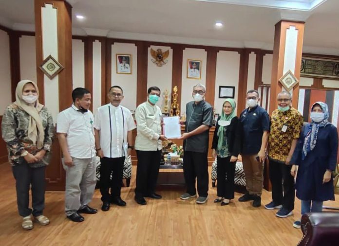 FOTO: Ketua Umum TPLD Provinsi Sulsel Ir.H.Imran Jauzi, M.Pd. Menyerahkan SK Pengurus TPLD kepada Plt Kepala LPMP Sulsel Dr.H.Abd.Halim Muharram, M.Pd. didampingi Jubir/Humas TPLD Sulsel Bachtiar Adnan Kusuma bersama Pengurus lainnya