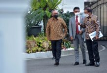 Pemerintah Berupaya Lindungi Masyarakat dari Pinjaman Online Ilegal FOTO: Ketua Dewan Komisioner OJK, Menkominfo Johnny G. Plate, dan Menteri ATR/Kepala BPN Sofyan Djalil di Istana Kepresidenan Jakarta, Jumat (15/10/2021) (Foto: Humas Setkab/Jay)