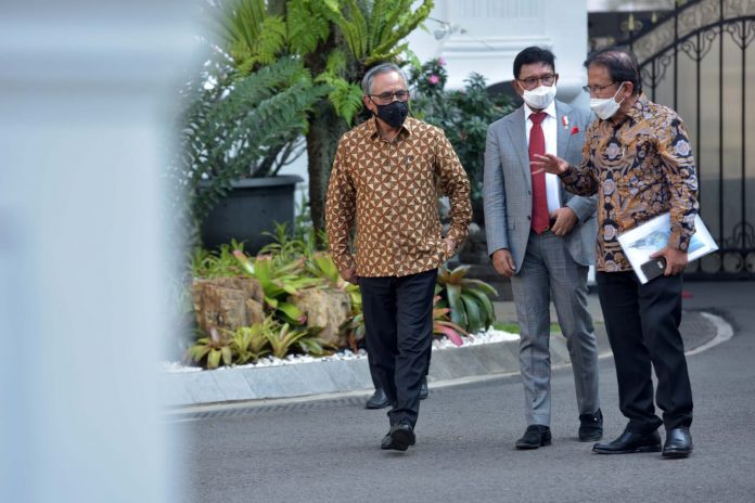 FOTO: Ketua Dewan Komisioner OJK, Menkominfo Johnny G. Plate, dan Menteri ATR/Kepala BPN Sofyan Djalil di Istana Kepresidenan Jakarta, Jumat (15/10/2021) (Foto: Humas Setkab/Jay)