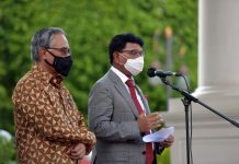 Pemerintah Tindak Tegas Praktik Pinjaman Online Ilegal FOTO: Menkominfo Johnny G. Plate dalam keterangan pers bersama Ketua Dewan Komisioner OJK Wimboh Santoso, usai menghadiri rapat mengenai pinjol di Istana Kepresidenan Jakarta, Jumat (15/10/2021)