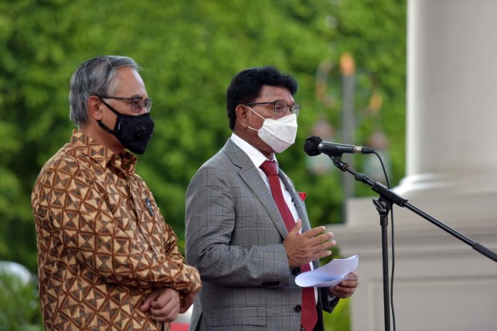 FOTO: Menkominfo Johnny G. Plate dalam keterangan pers bersama Ketua Dewan Komisioner OJK Wimboh Santoso, usai menghadiri rapat mengenai pinjol di Istana Kepresidenan Jakarta, Jumat (15/10/2021)