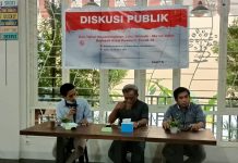 Jokowi-Ma’ruf Sukses Atasi Pandemi Covid-19 Bukan Sekedar Isapan Jempol FOTO: Dekan Fakultas Ilmu Sosial dan Ilmu Politik Unibos Arief Wicaksono (Tengah) dalam diskusi publik bertajuk "Dua Tahun Kepemimpinan Joko Widodo-Ma'ruf Amin Berhasil Atasi Pandemi Covid-19" di Warkop Sija Bonto Mene, Makassar, Sabtu (16/10/2021).