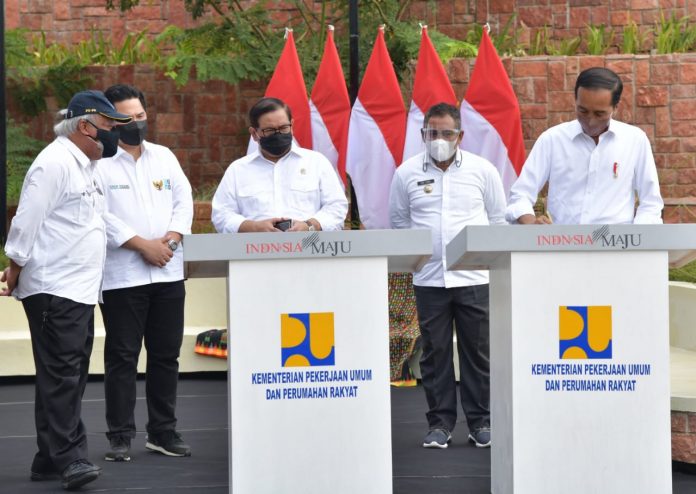 FOTO: Presiden Joko Widodo saat meresmikan penataan Kawasan Puncak Waringin, Kawasan Batu Cermin, dan delapan ruas jalan di Labuan Bajo, NTT, Kamis (14/10/2021). (Foto: Humas Setkab/Rahmat)