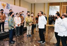 Bertemu Para Direktur Utama BUMN, Presiden Jokowi Tekankan Pentingnya Profesionalisme FOTO: Presiden Joko Widodo didampingi Seskab Pramono Anung dan Menteri BUMN Erick Thohir berbincang dengan sejumlah direktur utama BUMN, di Ballroom Hotel Meruorah Komodo, Kabupaten Manggarai Barat, Nusa Tenggara Timur, Kamis (14/10/2021). (Foto: BPMI Setpres/Laily)