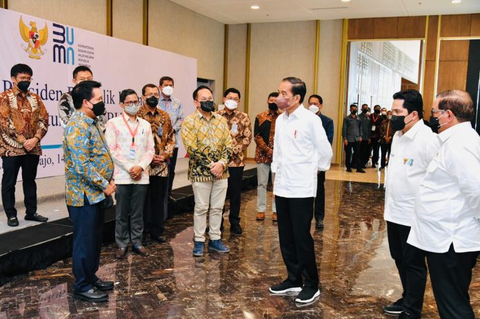 FOTO: Presiden Joko Widodo didampingi Seskab Pramono Anung dan Menteri BUMN Erick Thohir berbincang dengan sejumlah direktur utama BUMN, di Ballroom Hotel Meruorah Komodo, Kabupaten Manggarai Barat, Nusa Tenggara Timur, Kamis (14/10/2021). (Foto: BPMI Setpres/Laily)