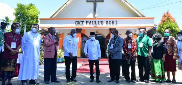 FOTO: Wapres Ma’ruf Amin saat melakukan pertemuan dengan para Tokoh Agama dari Majelis-Majelis Agama Papua Barat di GKI Paulus Sowi, Manokwari, Jumat (15/10/2021). (Foto: BPMI Setwapres)