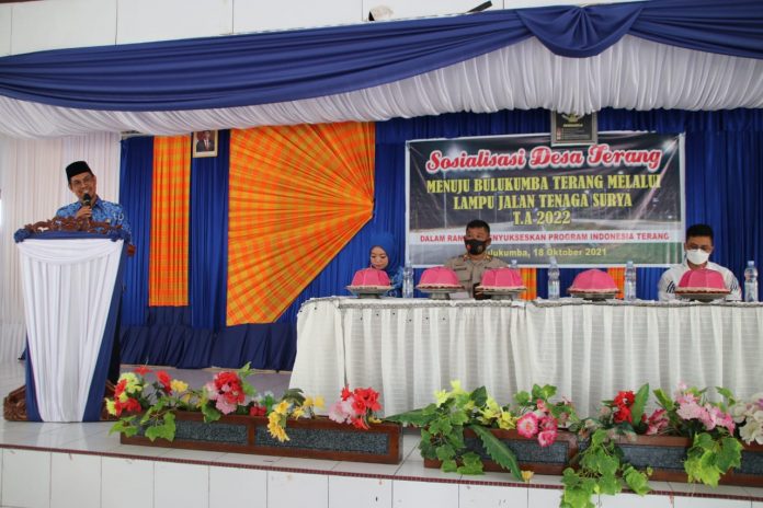 IMG-20211018-WA0085 FOTO: Wakil Bupati Bulukumba H.A Edy Manaf S.Sos saat membuka kegiatan sosialisasi program desa Terang, yang digelar PT. Energi Cahaya Berkarya. Senin, (18/10/2021).