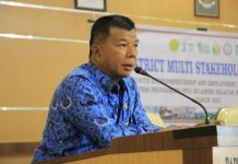 Sering Terjadi Kesalahan Persuratan, Bupati Bulukumba: Kalau ada Kesalahan, Saya Jadi Sasaran FOTO: Bupati Bulukumba H.A Muchtar Ali Yusuf saat memberikan pengarahan kepada para pejabat lingkup Pemerintah Kabupaten Bulukumba di ruang Pola, usai pelaksanaan apel gabungan di halaman Kantor Bupati. Senin, (18/10).