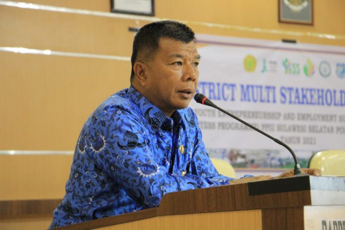 IMG-20211018-WA0099 FOTO: Bupati Bulukumba H.A Muchtar Ali Yusuf saat memberikan pengarahan kepada para pejabat lingkup Pemerintah Kabupaten Bulukumba di ruang Pola, usai pelaksanaan apel gabungan di halaman Kantor Bupati. Senin, (18/10).
