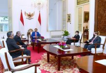 Presiden Jokowi Menerima Kunjungan Kehormatan Menlu Malaysia FOTO: Presiden Joko Widodo didampingi Menlu Retno LP Marsudi dan Seskab Pramono Anung menerima kunjungan kehormatan Menteri Luar Negeri Malaysia Dato’ Saifuddin Abdullah, di Istana Merdeka, Senin (18/10/2021). (Foto: BPMI Setpres/Muchlis Jr)