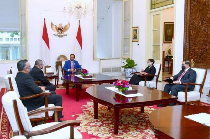 FOTO: Presiden Joko Widodo didampingi Menlu Retno LP Marsudi dan Seskab Pramono Anung menerima kunjungan kehormatan Menteri Luar Negeri Malaysia Dato’ Saifuddin Abdullah, di Istana Merdeka, Senin (18/10/2021). (Foto: BPMI Setpres/Muchlis Jr)