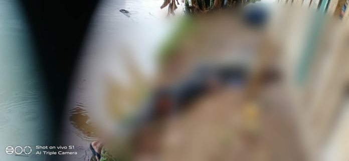 FOTO: Anggota TNI dan Warga sipil korban tersambar petir di Desa Timbuseng Kecamatan Pattallassang (Belakang Lapas Narkoba Bollangi). Selasa, (19/10).