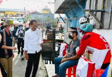 Presiden Jokowi: Pemerintah Targetkan 70 Persen Penduduk Telah Divaksinasi di Akhir Tahun FOTO: Presiden Joko Widodo meninjau vaksinasi COVID-19 secara pintu ke pintu, di Kelurahan Karang Rejo, Kota Tarakan, Kalimantan Utara, Selasa (19/10/2021). (Foto: BPMI Setpres/Laily Rachev)
