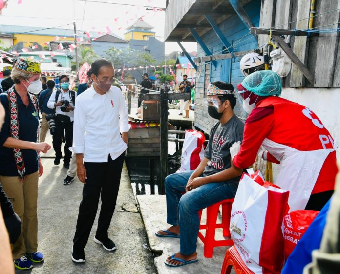 FOTO: Presiden Joko Widodo meninjau vaksinasi COVID-19 secara pintu ke pintu, di Kelurahan Karang Rejo, Kota Tarakan, Kalimantan Utara, Selasa (19/10/2021). (Foto: BPMI Setpres/Laily Rachev)