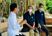 Presiden Jokowi Tanam Mangrove Bersama Dubes dan Masyarakat di Tana Tidung FOTO: Presiden Joko Widodo dan para Dubes negara sahabat berbincang di sebuah saung kayu, usai menanam mangrove, di Tana Tidung, Kaltara, Selasa (19/10/2021). (Foto: BPMI Setpres/Laily Rachev)